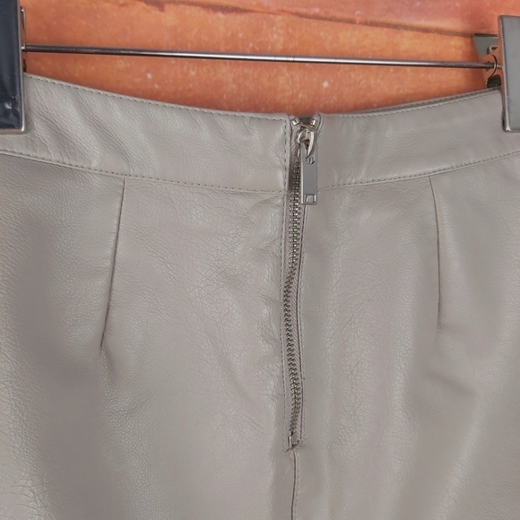 Vero MODA faux leather vegan gray skirt size small - Picture 2 of 8